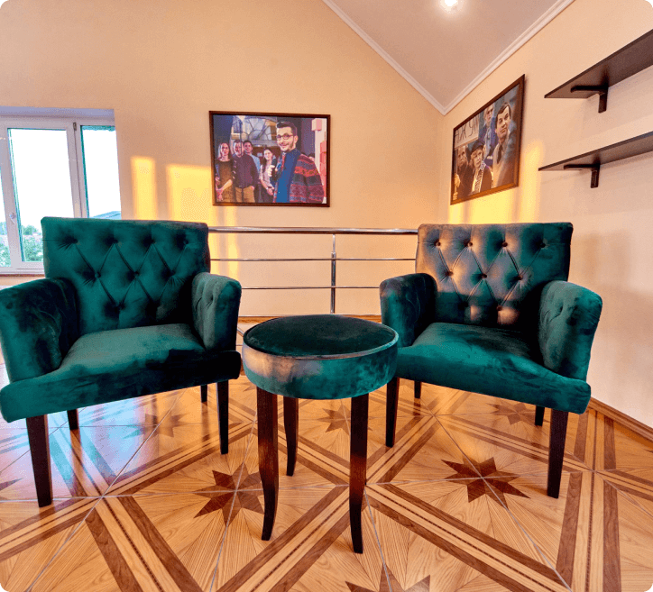 Великі зручні зелені крісла