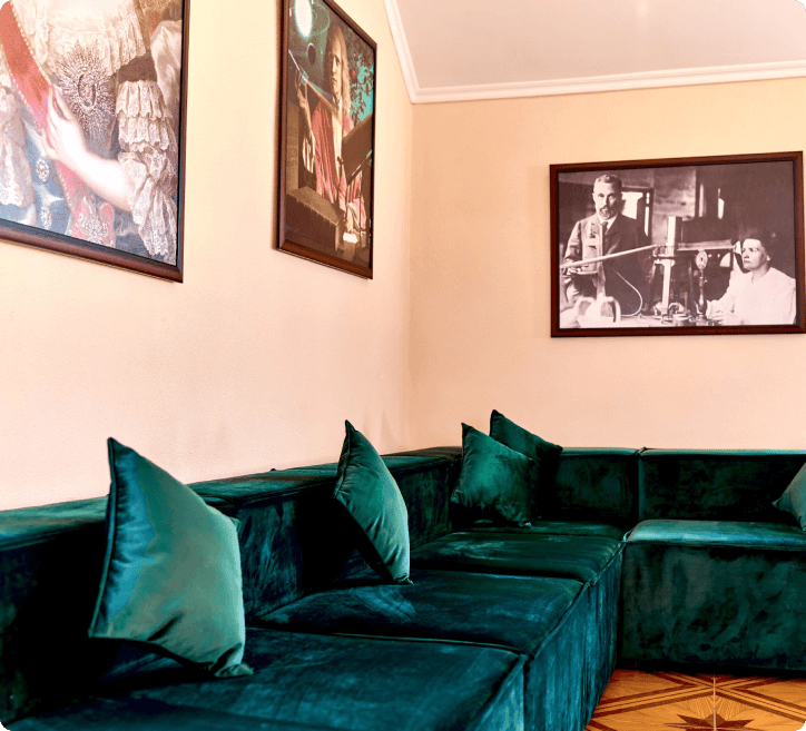 Мягкий диван зеленого кольору