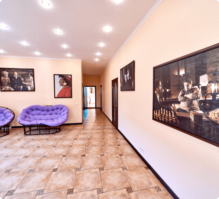 Простора вітальня у будинку